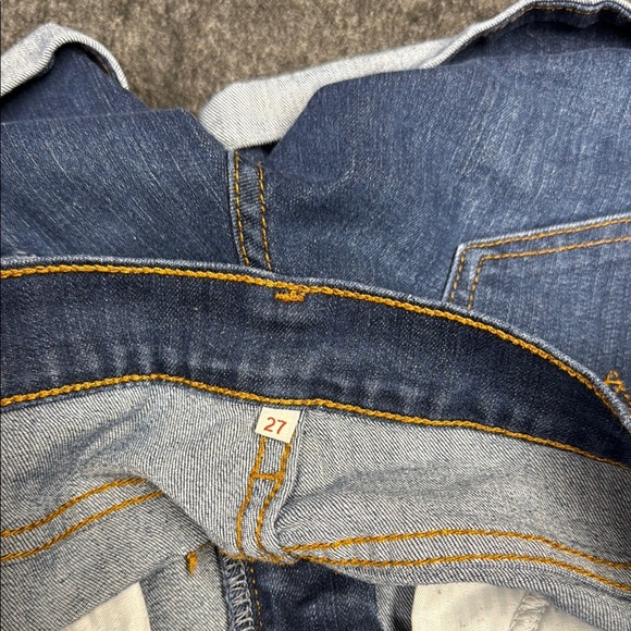 Levi’s Blue Jean Shorts with Rolled Cuffs and Mid-Rise Waist - Picture 6 of 7